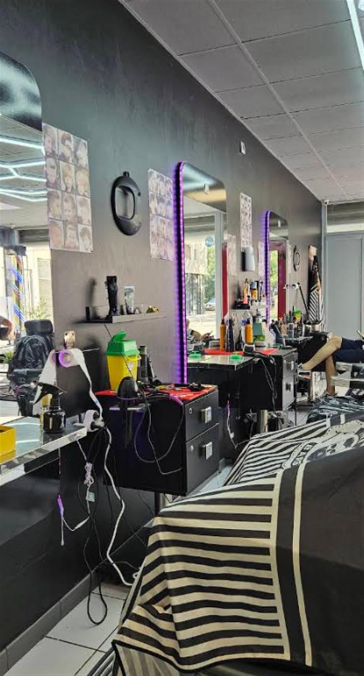 Accueil du salon B&M Barber, comptoir et vitrine de produits