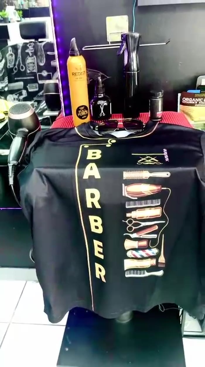 Blouse Barber noire et or avec lunettes et mousse coiffante Redist
